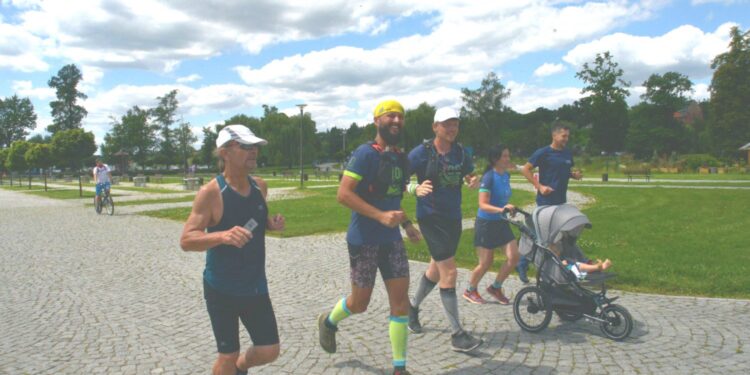 22.07.2020 Sandomierz. Projekt Run Wisła. Biegną: Michael Nowicki, Darek Rutkowski, syn Greg jadący na rowerze, Agnieszka z małym synkiem Matuszem, który jedzie w wózku. / UM Sandomierz