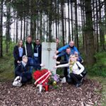 Reportaż „TEN Polak”. Na zdjęciu: wspólne spotkanie polskich i niemieckich rodzin przy pomniku Stefana Dudy w Gallenbach / archiwum prywatne