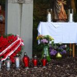Reportaż „TEN Polak”. Na zdjęciu: w dniu nabożeństwa przy pomniku / archiwum prywatne