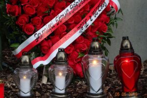 Reportaż „TEN Polak”. Na zdjęciu: kwiaty od polskiej rodziny przy pomniku Stefana Dudy w Bawarii / archiwum prywatne