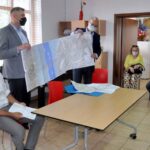 18.07.2020. Koćmierzów. Spotkanie z mieszkańcami Sandomierza w sprawie budowy drogi S74. Na zdjęciu (od lewej): Piotr Chojnacki, wiceprzewodniczący rady miasta, Marcin Marzec - burmistrz Sandomierza, Paweł Niedźwiedź - zastępca burmistrza Sandomierza / Grażyna-Szlęzak-Wójcik / Radio Kielce