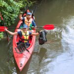 Wolontariusze Enea Elektrownia Połaniec podczas sprzątania rzeki  Czarnej / Enea Elektrownia Połaniec