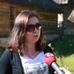 22.07.2020 Muzeum Wsi Kieleckiej w Tokarni. Plan filmu promującego świętokrzyskie atrakcje. Na zdjęciu: Anna Kowalska - Regionalna Organizacja Turystyczna Województwa Świętokrzyskiego / Magdalena Blicharska / Radio Kielce