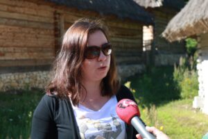 22.07.2020 Muzeum Wsi Kieleckiej w Tokarni. Plan filmu promującego świętokrzyskie atrakcje. Na zdjęciu: Anna Kowalska - Regionalna Organizacja Turystyczna Województwa Świętokrzyskiego / Magdalena Blicharska / Radio Kielce