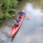 Wolontariusze Enea Elektrownia Połaniec podczas sprzątania rzeki  Czarnej / Enea Elektrownia Połaniec