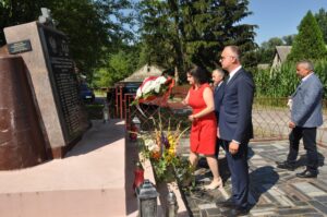 26.07.2020 Jankowice. Uroczystości z okazji 76. rocznicy bitwy pod Pielaszowem. Na zdjęciu po prawej Robert Paluch - wójt gminy Wilczyce / Grażyna Szlęzak-Wójcik / Radio Kielce