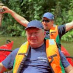 Wolontariusze Enea Elektrownia Połaniec podczas sprzątania rzeki  Czarnej / Enea Elektrownia Połaniec