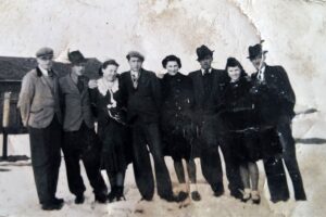Reportaż „TEN Polak”. Na zdjęciu: polscy pracownicy przymusowi w Bawarii - Marianna Ciosk (trzecia z lewej), prawdopodobnie Stefan Duda (trzeci z prawej) / archiwum prywatne