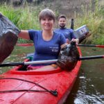 Wolontariusze Enea Elektrownia Połaniec podczas sprzątania rzeki  Czarnej / Enea Elektrownia Połaniec