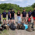 Wolontariusze Enea Elektrownia Połaniec podczas sprzątania rzeki  Czarnej / Enea Elektrownia Połaniec