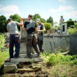 04.07.2020. Skalbmierz. Prace renowacyjne nagrobka ks. Wincentego Gasińskiego / UMiG Skalbmierz