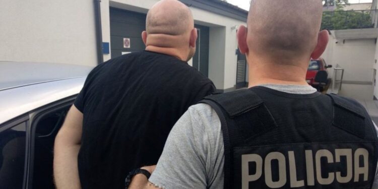 Policjanci z Kielc zatrzymali dwóch mężczyzn podszywających się pod funkcjonariuszy / świętokrzyska policja
