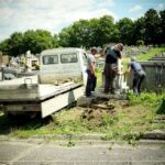 04.07.2020. Skalbmierz. Prace renowacyjne nagrobka ks. Wincentego Gasińskiego / UMiG Skalbmierz