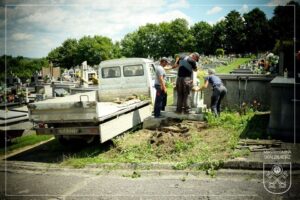 04.07.2020. Skalbmierz. Prace renowacyjne nagrobka ks. Wincentego Gasińskiego / UMiG Skalbmierz