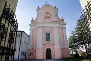 31.07.2020. Fotopuzzle z Radiem Kielce. Opatów - klasztor i kościół Bernardynów / Radio Kielce