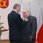 31.07.2020. Kielce. Wręczenie państwowych odznaczeń. Na zdjęciu (od lewej): Zbigniew Koniusz - wojewoda świętokrzyski i Andrzej Julisz Sarwa / Magdalena Blicharska / Radio Kielce
