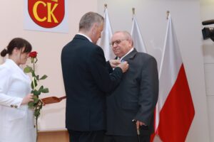 31.07.2020. Kielce. Wręczenie państwowych odznaczeń. Na zdjęciu (od lewej): Zbigniew Koniusz - wojewoda świętokrzyski i Andrzej Julisz Sarwa / Magdalena Blicharska / Radio Kielce