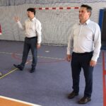 06.07.2020. Staszów. Anna Krupka - wiceminister sportu wizytuje halę sportową Szkoły Podstawowej nr 2. Na zdjęciu (od lewej):  Anna Krupka -  wiceminister sportu, Dariusz Kubalski - dyrektor Szkoły Podstawowej nr 2  w Staszowie / Grażyna-Szlęzak-Wójcik / Radio Kielce