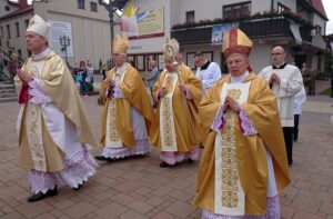 02.07.2020 Skarżysko. Jubileusz 15-lecia koronacji obrazu Matki Bożej Ostrobramskiej. Na zdjęciu (od lewej): Piotr Turzyński - biskup pomocniczy diecezji radomskiej, arcybiskup Wacław Depo, kardynał Stanisław Dziwisz i Henryk Tomasik - biskup radomski / Anna Głąb / Radio Kielce