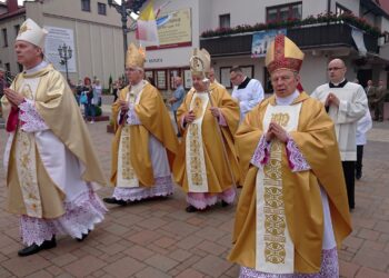 02.07.2020 Skarżysko. Jubileusz 15-lecia koronacji obrazu Matki Bożej Ostrobramskiej. Na zdjęciu (od lewej): Piotr Turzyński - biskup pomocniczy diecezji radomskiej, arcybiskup Wacław Depo, kardynał Stanisław Dziwisz i Henryk Tomasik - biskup radomski / Anna Głąb / Radio Kielce