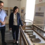 03.07.2020. Sandomierz. Wystawa z okazji 450. rocznicy podpisania Zgody Sandomierskiej. Na zdjęciu (od lewej): dr hab Tomisław Giergiel i Urszula Stępień - kustosz Muzeum Diecezjalnego w Sandomierzu / Grażyna Szlęzak-Wójcik / Radio Kielce