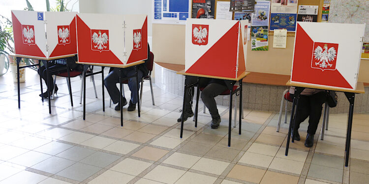 Głosowanie w jednej z komisji wyborczych. / Jarosław Kubalski / Radio Kielce