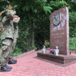 29.07.2020. Żołnierze WOT porządkują pomniki AK. Na zdjęciu: Cisów. / ŚBOT