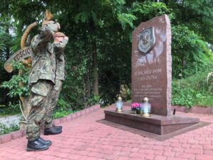29.07.2020. Żołnierze WOT porządkują pomniki AK. Na zdjęciu: Cisów. / ŚBOT