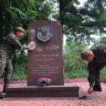 29.07.2020. Żołnierze WOT porządkują pomniki AK. Na zdjęciu: Cisów. / ŚBOT