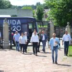 06.07.2020. Wąchock. Prywatna wizyta prezydenta Andrzeja Dudy w Opactwie Cystersów. Na zdjęciu (w środku): Beata Szydło - europoseł PiS, Krzysztof Lipiec - prezes świętokrzyskiego PiS i prezydent Andrzej Duda / oo. cystersi