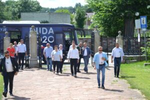 06.07.2020. Wąchock. Prywatna wizyta prezydenta Andrzeja Dudy w Opactwie Cystersów. Na zdjęciu (w środku): Beata Szydło - europoseł PiS, Krzysztof Lipiec - prezes świętokrzyskiego PiS i prezydent Andrzej Duda / oo. cystersi