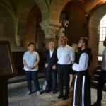 06.07.2020. Wąchock. Prywatna wizyta prezydenta Andrzeja Dudy w Opactwie Cystersów. Na zdjęciu (w środku): Beata Szydło - europoseł PiS, Krzysztof Lipiec - prezes świętokrzyskiego PiS i prezydent Andrzej Duda / oo. cystersi