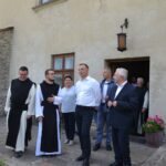 06.07.2020. Wąchock. Prywatna wizyta prezydenta Andrzeja Dudy w Opactwie Cystersów. Na zdjęciu (w środku): Beata Szydło - europoseł PiS, Krzysztof Lipiec - prezes świętokrzyskiego PiS i prezydent Andrzej Duda / oo. cystersi