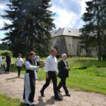 06.07.2020. Wąchock. Prywatna wizyta prezydenta Andrzeja Dudy w Opactwie Cystersów. Na zdjęciu (w środku): prezydent Andrzej Duda i Krzysztof Lipiec - prezes świętokrzyskiego PiS / oo. cystersi