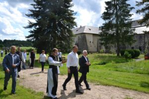 06.07.2020. Wąchock. Prywatna wizyta prezydenta Andrzeja Dudy w Opactwie Cystersów. Na zdjęciu (w środku): prezydent Andrzej Duda i Krzysztof Lipiec - prezes świętokrzyskiego PiS / oo. cystersi