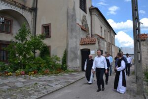 06.07.2020. Wąchock. Prywatna wizyta prezydenta Andrzeja Dudy w Opactwie Cystersów. Na zdjęciu (w środku): prezydent Andrzej Duda / oo. cystersi