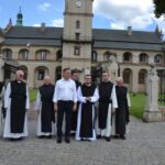 06.07.2020. Wąchock. Prywatna wizyta prezydenta Andrzeja Dudy w Opactwie Cystersów. Na zdjęciu (w środku): prezydent Andrzej Duda / oo. cystersi