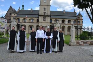 06.07.2020. Wąchock. Prywatna wizyta prezydenta Andrzeja Dudy w Opactwie Cystersów. Na zdjęciu (w środku): prezydent Andrzej Duda / oo. cystersi