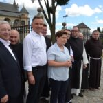 06.07.2020. Wąchock. Prywatna wizyta prezydenta Andrzeja Dudy w Opactwie Cystersów. Na zdjęciu (od lewej): Krzysztof Lipiec - prezes świętokrzyskiego PiS, prezydent Andrzej Duda i Beata Szydło - europoseł PiS / oo. cystersi