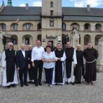 06.07.2020. Wąchock. Prywatna wizyta prezydenta Andrzeja Dudy w Opactwie Cystersów. Na zdjęciu (w środku): Krzysztof Lipiec - prezes świętokrzyskiego PiS, prezydent Andrzej Duda i Beata Szydło - europoseł PiS / oo. cystersi