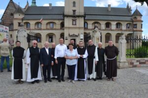 06.07.2020. Wąchock. Prywatna wizyta prezydenta Andrzeja Dudy w Opactwie Cystersów. Na zdjęciu (w środku): Krzysztof Lipiec - prezes świętokrzyskiego PiS, prezydent Andrzej Duda i Beata Szydło - europoseł PiS / oo. cystersi