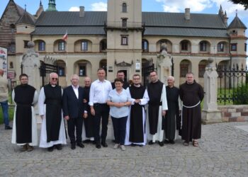 06.07.2020. Wąchock. Prywatna wizyta prezydenta Andrzeja Dudy w Opactwie Cystersów. Na zdjęciu (w środku): Krzysztof Lipiec - prezes świętokrzyskiego PiS, prezydent Andrzej Duda i Beata Szydło - europoseł PiS / oo. cystersi