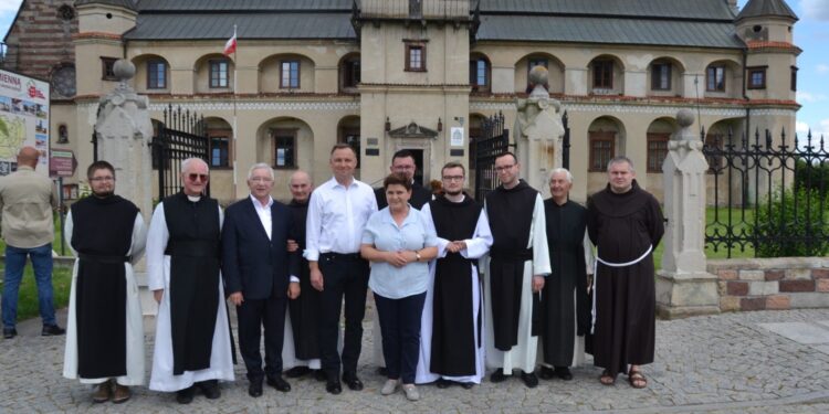 06.07.2020. Wąchock. Prywatna wizyta prezydenta Andrzeja Dudy w Opactwie Cystersów. Na zdjęciu (w środku): Krzysztof Lipiec - prezes świętokrzyskiego PiS, prezydent Andrzej Duda i Beata Szydło - europoseł PiS / oo. cystersi