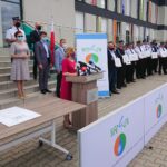 06.07.2020. Kielce. Odebranie promes przez strażaków-ochotników na projekty łączące ochronę środowiska z poprawą energooszczędnością strażnic. Na zdjęciu (od lewej): Krzysztof Słoń - senator PiS, Grzegorz Socha - wiceprezes WFOŚiGW, Agata Wojtyszek - poseł PiS, brygadier Grzegorz Rajca  - zastępca Świętokrzyskiego Komendanta Wojewódzkiego Państwowej Straży Pożarnej, Rafał Nowak - wicewojewoda świętokrzyski, Bartłomiej Dorywalski - poseł PiS, Ryszard Gliwiński - prezes WFOŚiGW. Przemawia: Anna Krupka - wiceminister sportu / Daniel Lenart / Radio Kielce