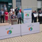 06.07.2020. Kielce. Odebranie promes przez strażaków-ochotników na projekty łączące ochronę środowiska z poprawą energooszczędnością strażnic. Na zdjęciu (od lewej): Krzysztof Słoń - senator PiS, Grzegorz Socha - wiceprezes WFOŚiGW, Anna Krupka - wiceminister sportu, Agata Wojtyszek - poseł PiS, brygadier Grzegorz Rajca  - zastępca Świętokrzyskiego Komendanta Wojewódzkiego Państwowej Straży Pożarnej, Rafał Nowak - wicewojewoda świętokrzyski, Ryszard Gliwiński - prezes WFOŚiGW. Przemawia: Bartłomiej Dorywalski - poseł PiS / Daniel Lenart / Radio Kielce