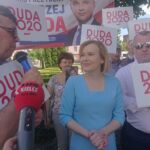 04.07.2020. Włoszczowa. Akcja „Łączy nas Polska”. Na zdjęciu (od lewej): ariusz Czechowski - starosta włoszczowski, Anna Krupka - wiceminister sportu i Łukasz Karpiński - wicestarosta włoszczowski / Ewa Pociejowska-Gawęda / Radio Kielce