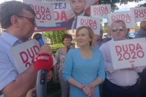 04.07.2020. Włoszczowa. Akcja „Łączy nas Polska”. Na zdjęciu (od lewej): ariusz Czechowski - starosta włoszczowski, Anna Krupka - wiceminister sportu i Łukasz Karpiński - wicestarosta włoszczowski / Ewa Pociejowska-Gawęda / Radio Kielce