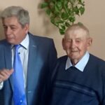 02.07.2020 Łysaków Kawęczyński. Setne urodziny Stanisława Bartochy. Na zdjęciu (od lewej): Waldemar Gładysz - kierownik USC w Jędrzejowie i Stanisław Bartocha / Ewa Pociejowska-Gawęda / Radio Kielce