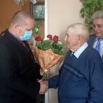 02.07.2020 Łysaków Kawęczyński. Setne urodziny Stanisława Bartochy. Na zdjęciu (od lewej): burmistrz Marcin Piszczek, Stanisław Bartocha i Waldemar Gładysz - kierownik USC w Jędrzejowie / Ewa Pociejowska-Gawęda / Radio Kielce