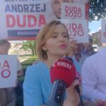 04.07.2020. Włoszczowa. Akcja „Łączy nas Polska”. Na zdjęciu (od lewej): Anna Krupka - wiceminister sportu i Łukasz Karpiński - wicestarosta włoszczowski / Ewa Pociejowska-Gawęda / Radio Kielce
